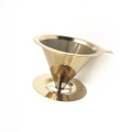 L&#39;acier inoxydable sans papier réutilisable versez au-dessus du filtre de cône de café d&#39;égouttement